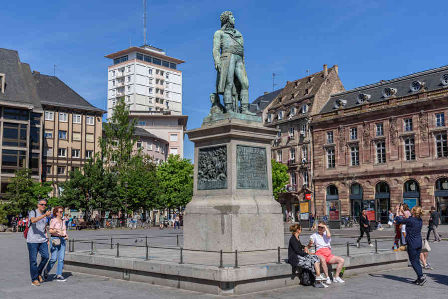 Francia - Alsacia 084 - Estrasburgo - plaza Kléber - monumento a Kléber.jpg